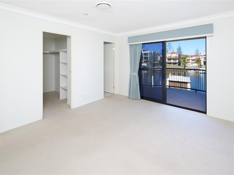 2/48 Vaggelas Crescent, Biggera Waters QLD 4216