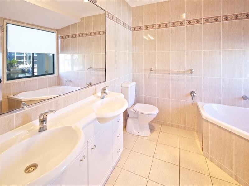 2/48 Vaggelas Crescent, Biggera Waters QLD 4216