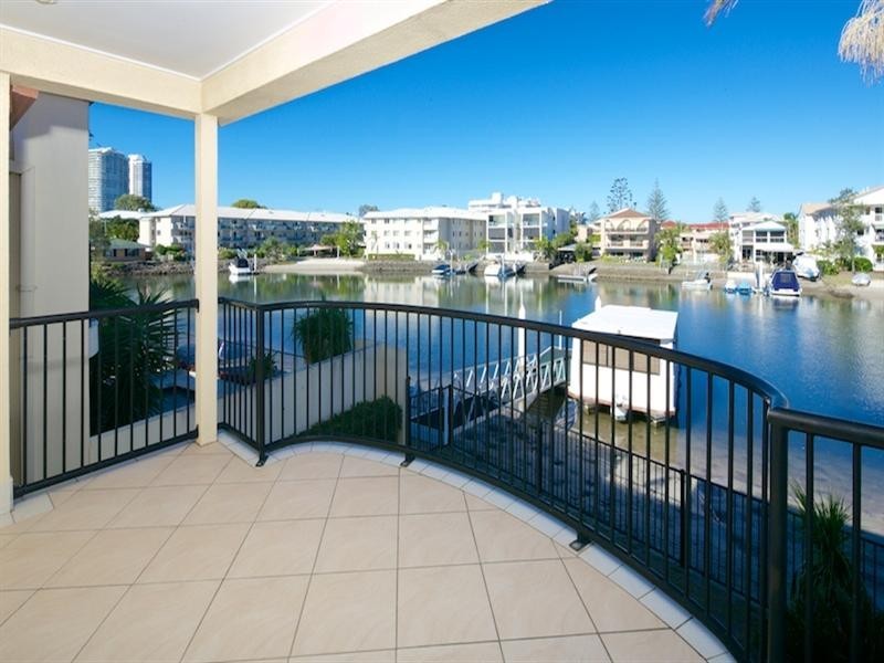 2/48 Vaggelas Crescent, Biggera Waters QLD 4216