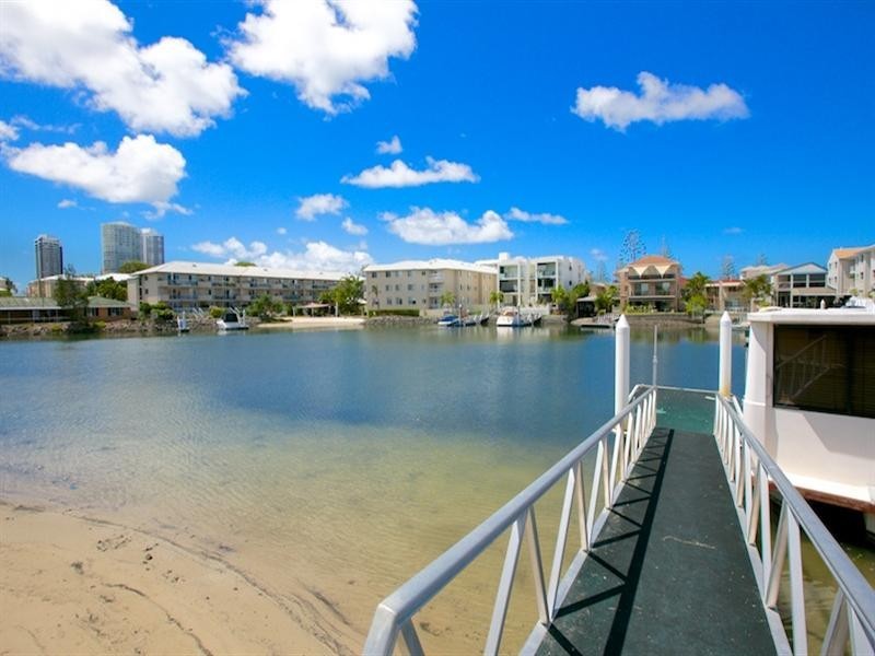 2/48 Vaggelas Crescent, Biggera Waters QLD 4216