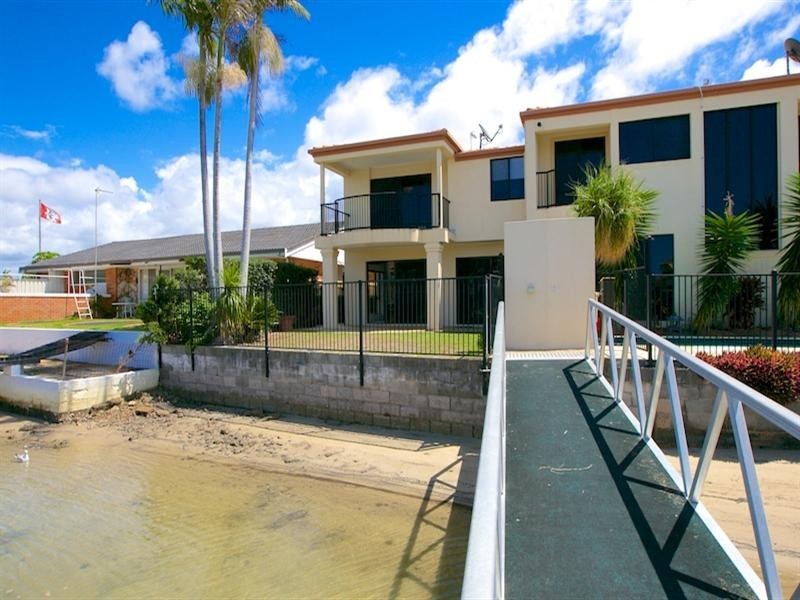 2/48 Vaggelas Crescent, Biggera Waters QLD 4216