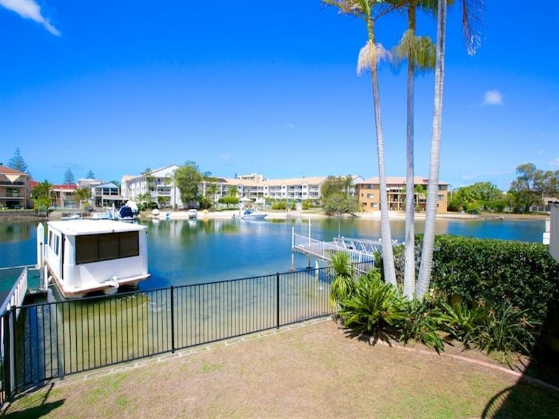 2/48 Vaggelas Crescent, Biggera Waters QLD 4216