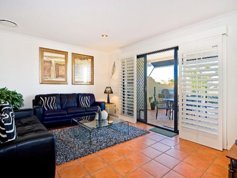 1/28 Vaggelas Crescent, Biggera Waters QLD 4216