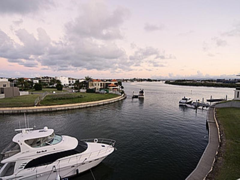 38 Knightsbridge Parade, Paradise Point QLD 4216