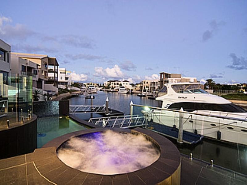 38 Knightsbridge Parade, Paradise Point QLD 4216