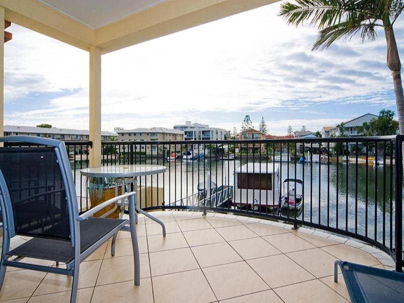 2/48 Vaggelas Crescent, Biggera Waters QLD 4216