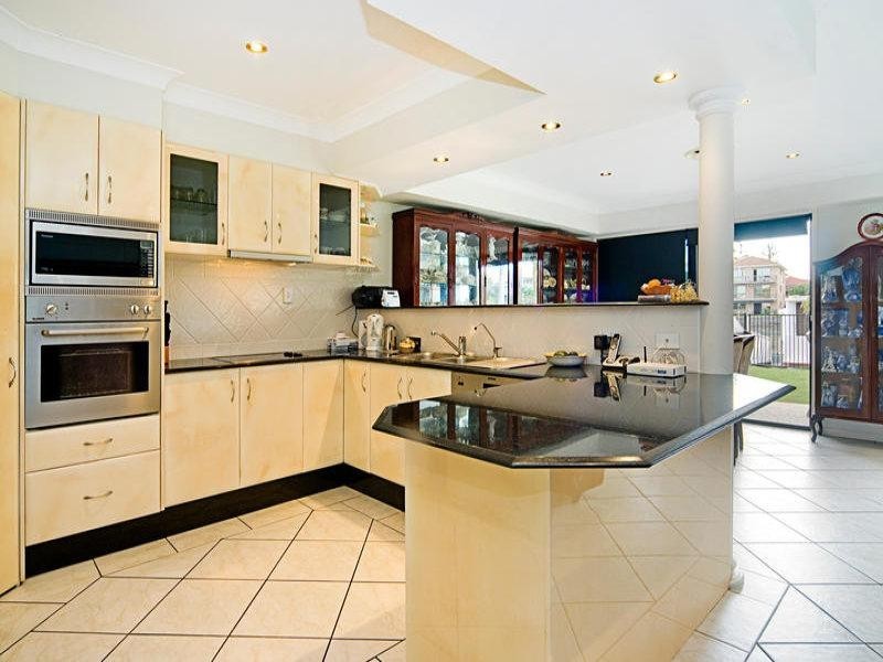 2/48 Vaggelas Crescent, Biggera Waters QLD 4216