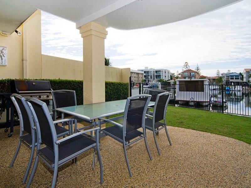 2/48 Vaggelas Crescent, Biggera Waters QLD 4216