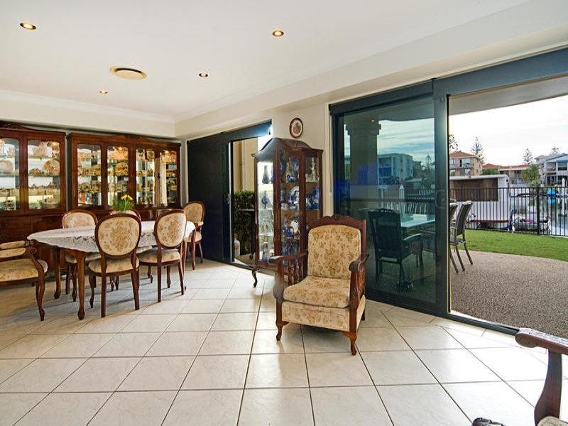 2/48 Vaggelas Crescent, Biggera Waters QLD 4216