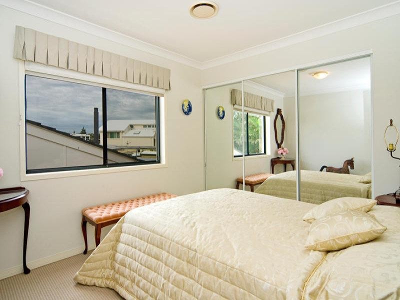 2/48 Vaggelas Crescent, Biggera Waters QLD 4216