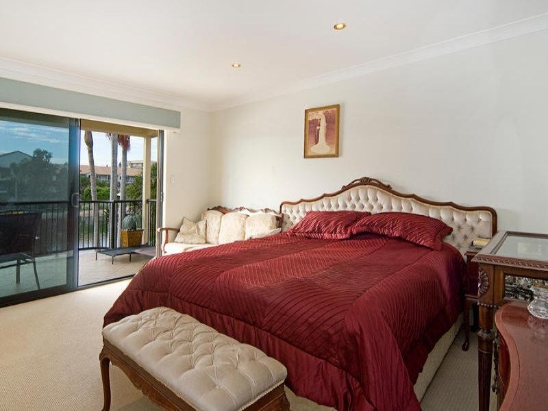 2/48 Vaggelas Crescent, Biggera Waters QLD 4216