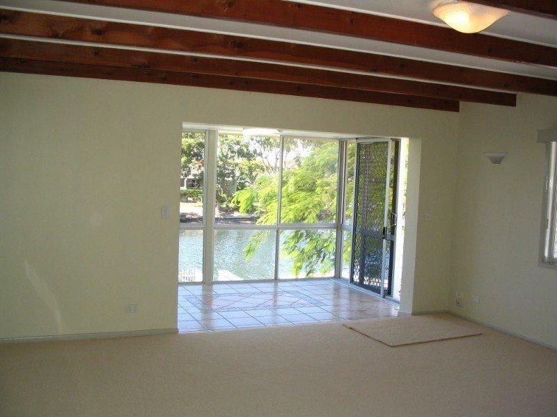 2/5 Perry Place, Biggera Waters QLD 4216