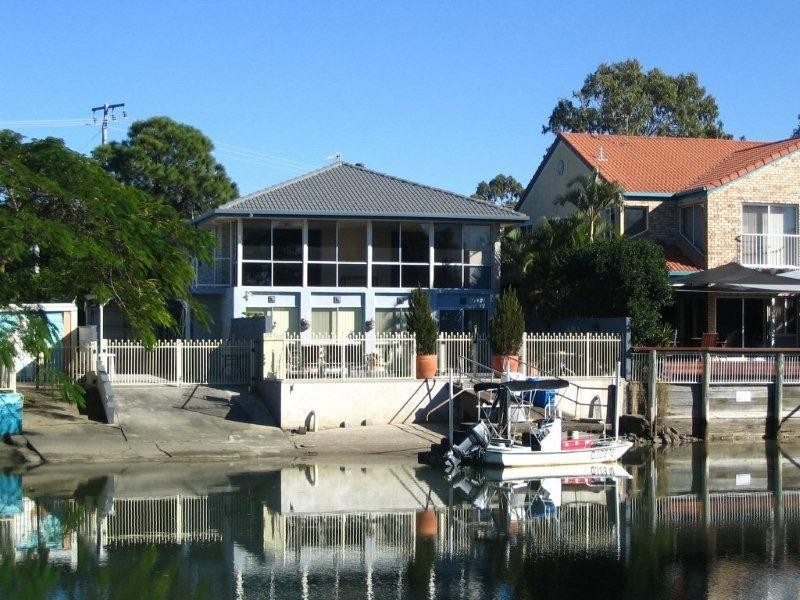 2/5 Perry Place, Biggera Waters QLD 4216