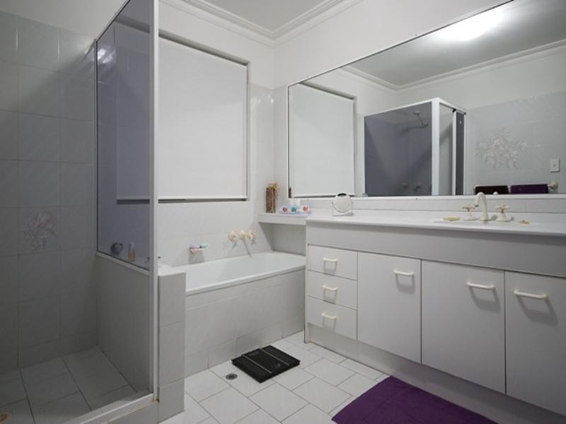 8 Goroka Place, Runaway Bay QLD 4216
