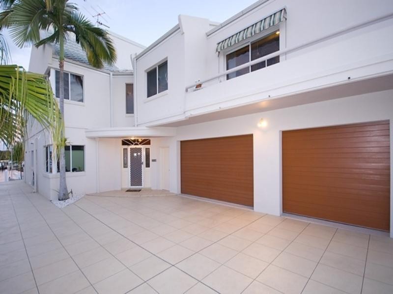 8 Goroka Place, Runaway Bay QLD 4216