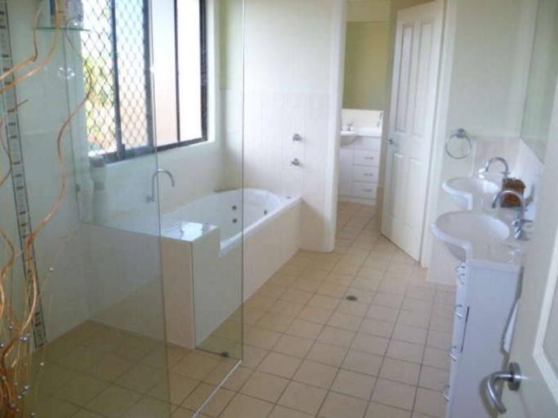 5 Aroa Court, Runaway Bay QLD 4216