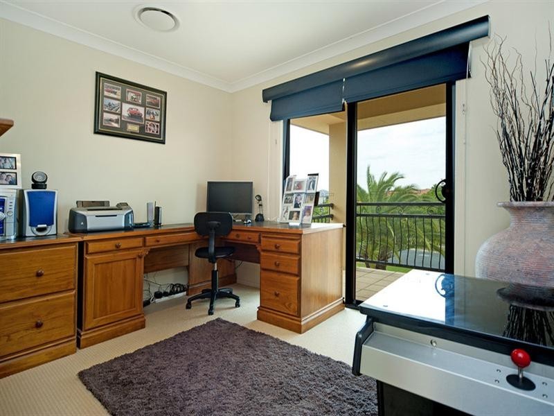 21 Calmwater Crescent, Hope Island QLD 4212