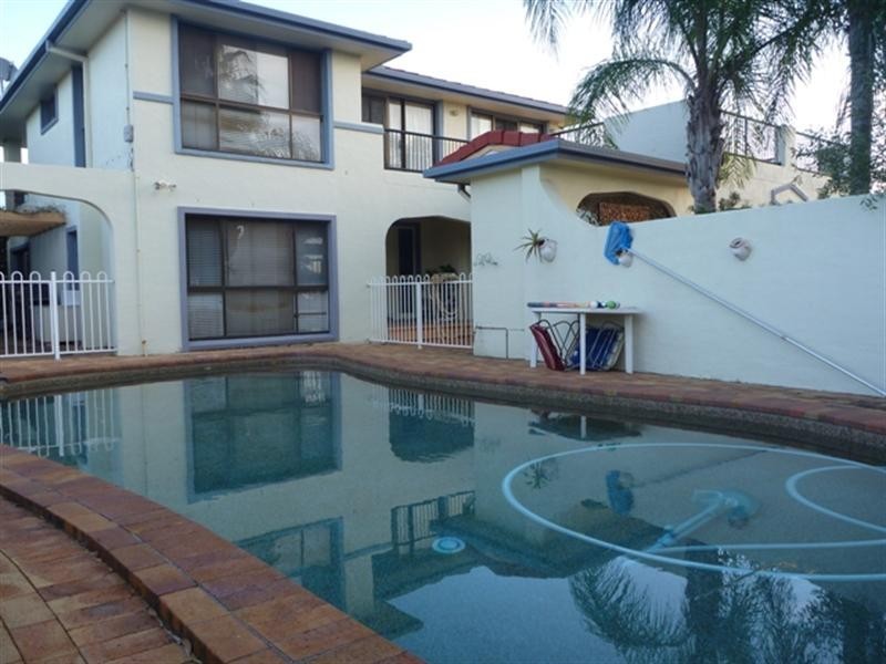 6 Thompson Street, Biggera Waters QLD 4216