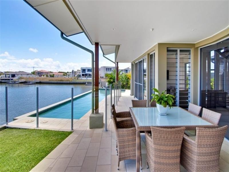 17 Middle Quay Drive, Biggera Waters QLD 4216