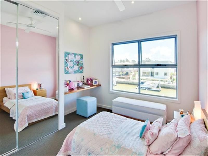 17 Middle Quay Drive, Biggera Waters QLD 4216