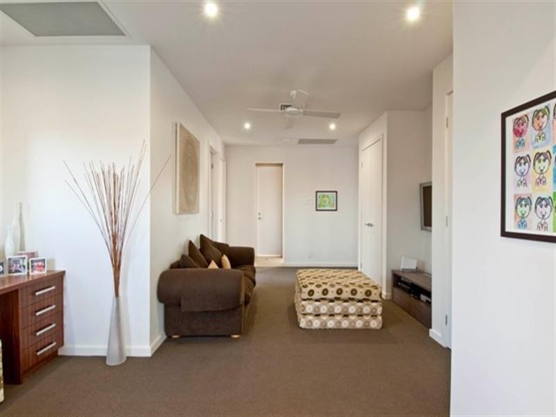 17 Middle Quay Drive, Biggera Waters QLD 4216