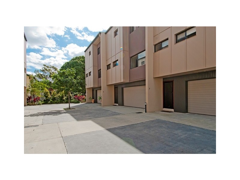 6/22 “Broadwater Mews”  Bath Street, Labrador QLD 4215