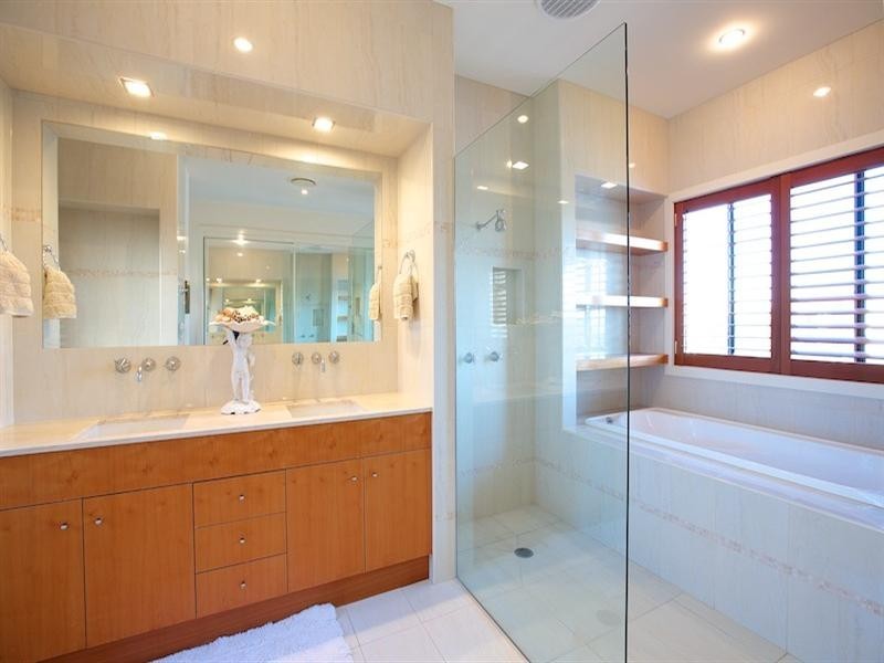 18 QUEEN GUINEVERES, Sovereign Islands QLD 4216