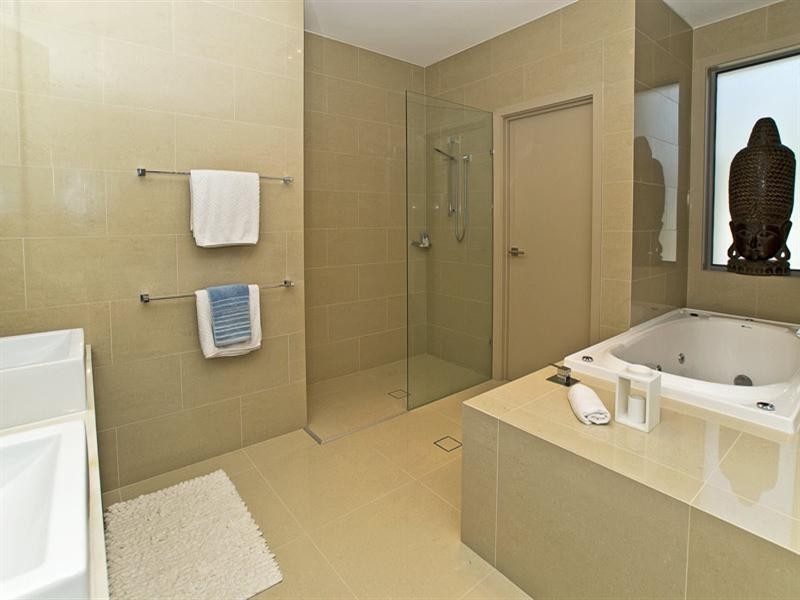 22 Middle Quay Drive, Biggera Waters QLD 4216