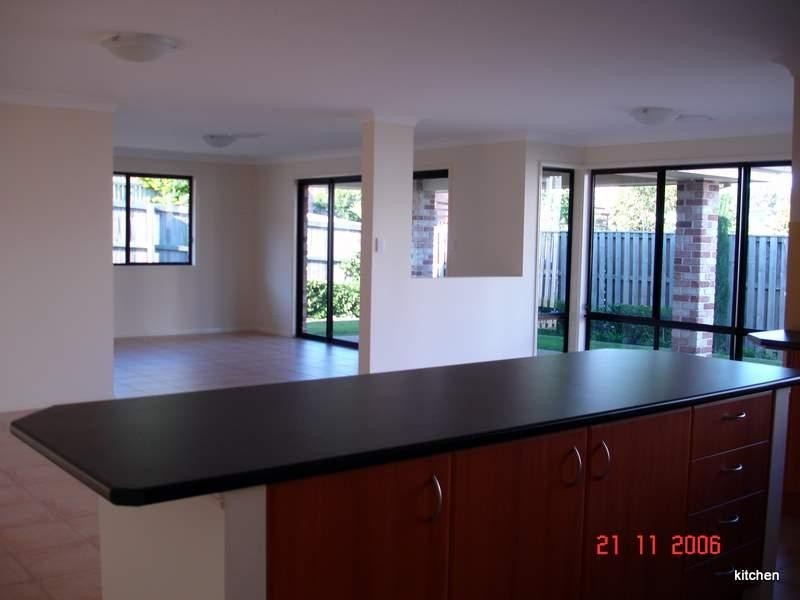 212 Crestwood Drive, Molendinar QLD 4214