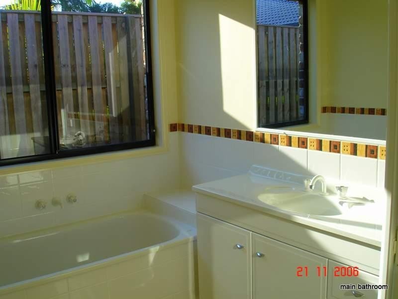 212 Crestwood Drive, Molendinar QLD 4214