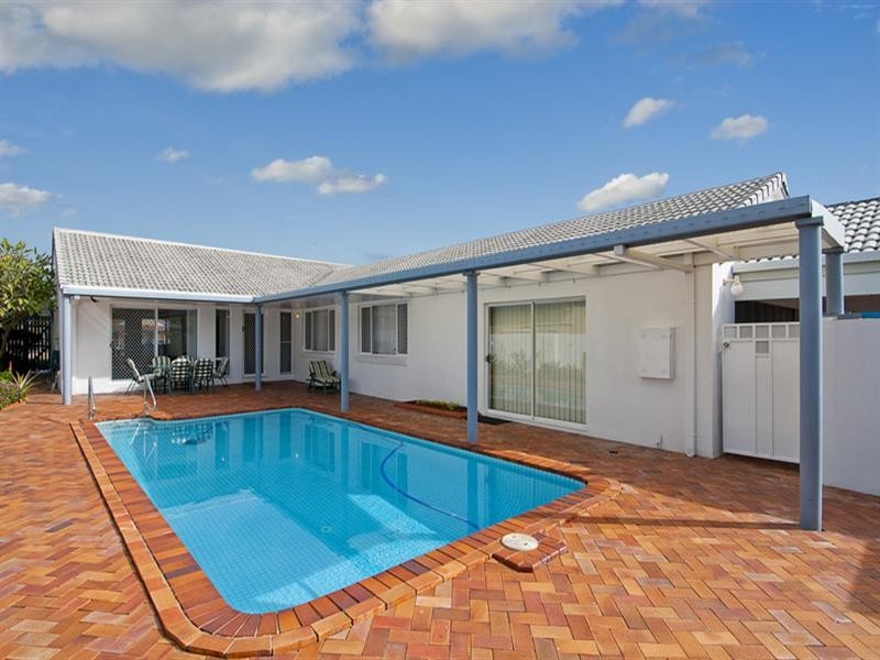 121 Pebble Beach Drive, Runaway Bay QLD 4216