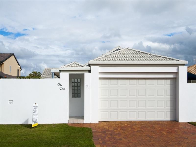 121 Pebble Beach Drive, Runaway Bay QLD 4216