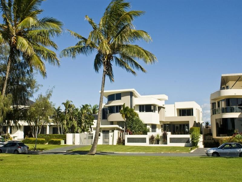 8 Shearwater Esplanade, Runaway Bay QLD 4216