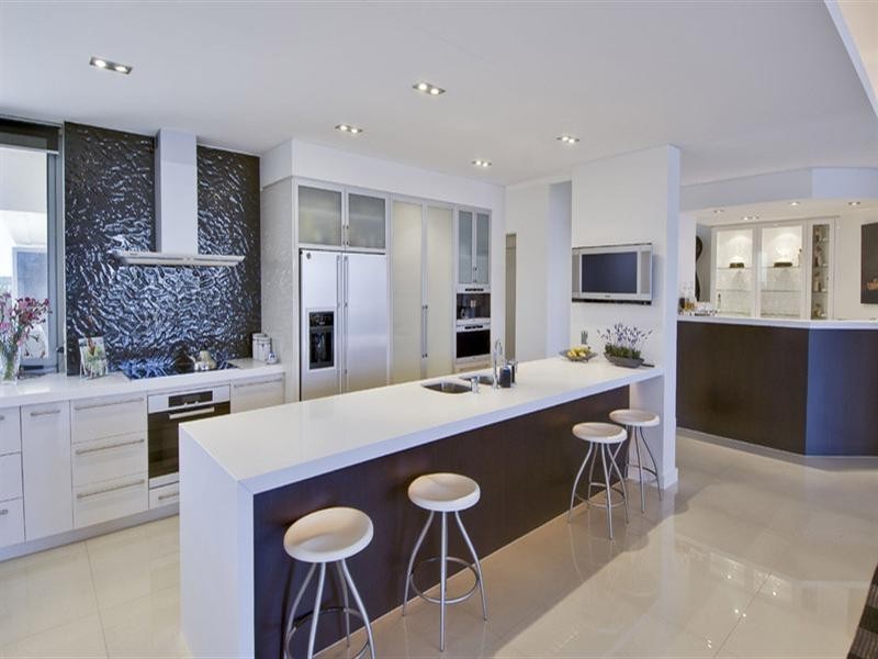 8 Shearwater Esplanade, Runaway Bay QLD 4216