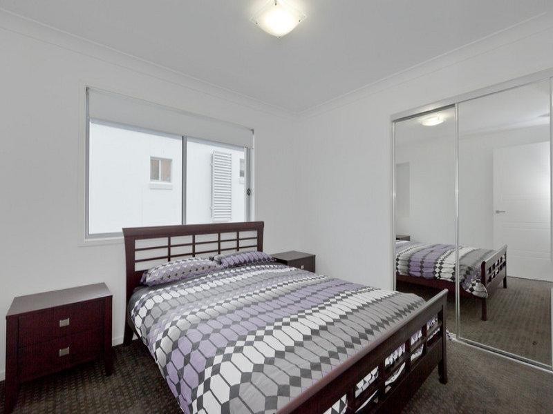 13 Harbourvue Court, Helensvale QLD 4212