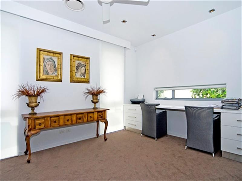 33 KNIGHTSBRIDGE PARADE East, Sovereign Islands QLD 4216