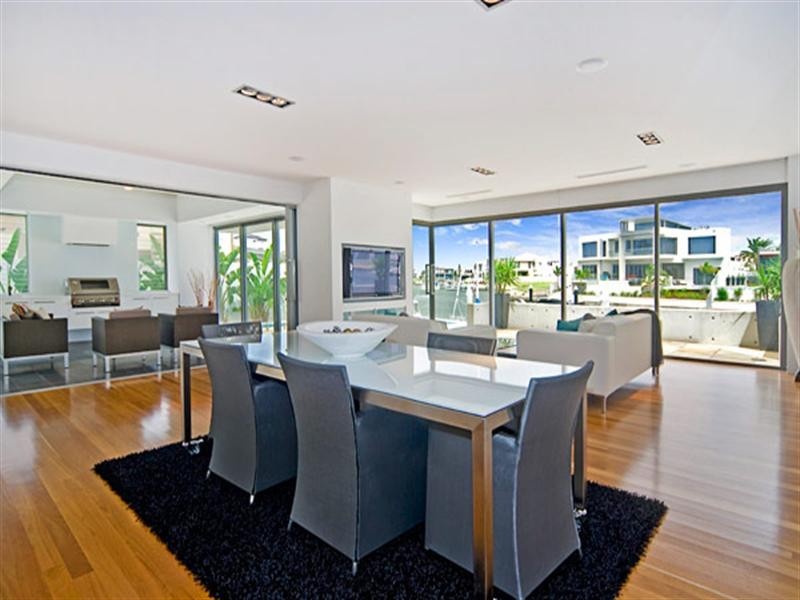 33 KNIGHTSBRIDGE PARADE East, Sovereign Islands QLD 4216