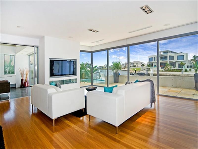 33 KNIGHTSBRIDGE PARADE East, Sovereign Islands QLD 4216