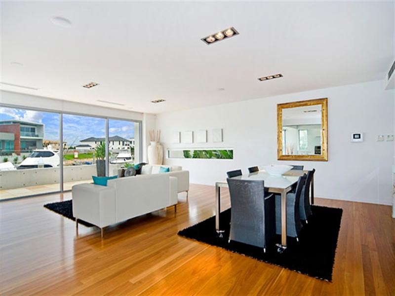 33 KNIGHTSBRIDGE PARADE East, Sovereign Islands QLD 4216