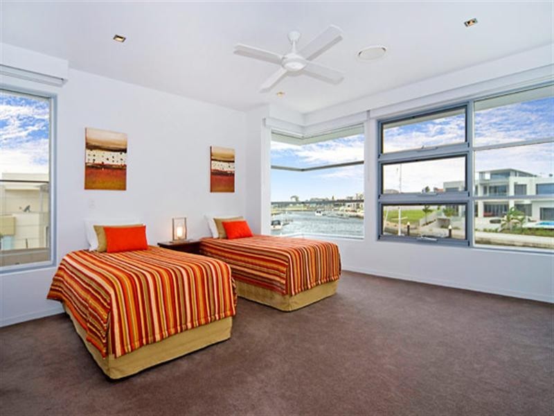 33 KNIGHTSBRIDGE PARADE East, Sovereign Islands QLD 4216