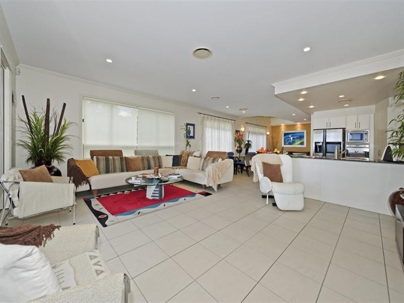 2/9 Joseph Street, Runaway Bay QLD 4216