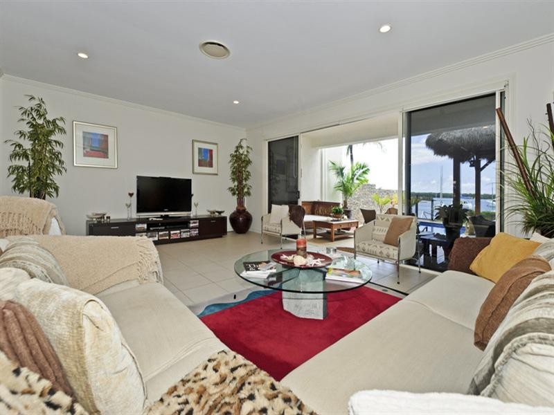 2/9 Joseph Street, Runaway Bay QLD 4216