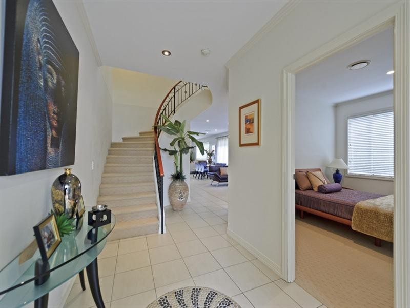 2/9 Joseph Street, Runaway Bay QLD 4216