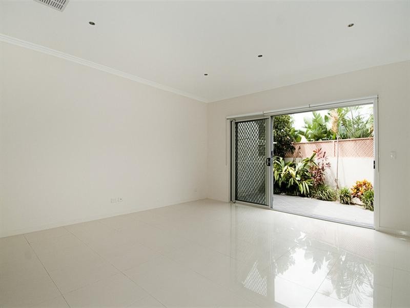 2/35 Runaway Bay Avenue, Runaway Bay QLD 4216