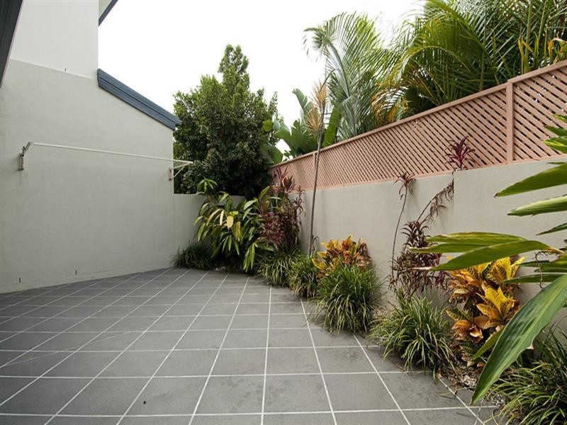 2/35 Runaway Bay Avenue, Runaway Bay QLD 4216