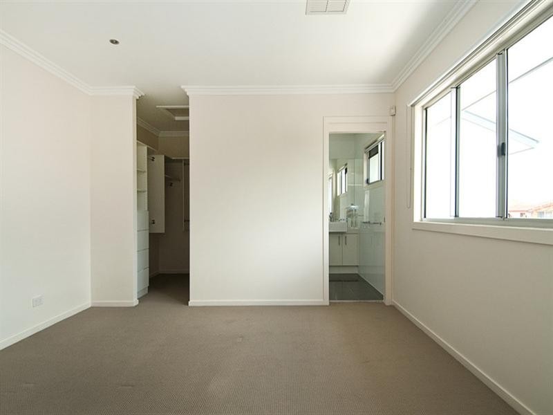 2/35 Runaway Bay Avenue, Runaway Bay QLD 4216