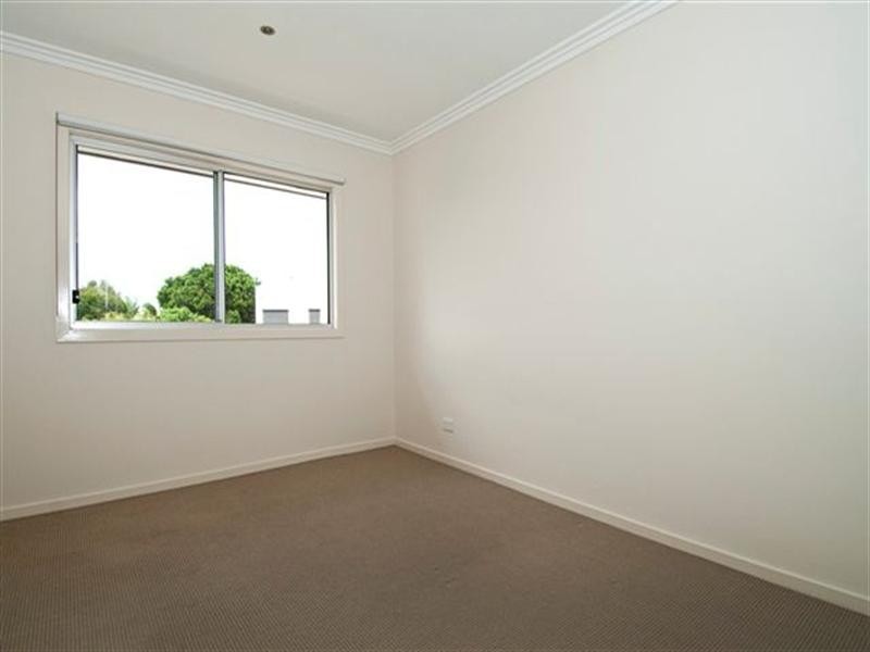 2/35 Runaway Bay Avenue, Runaway Bay QLD 4216