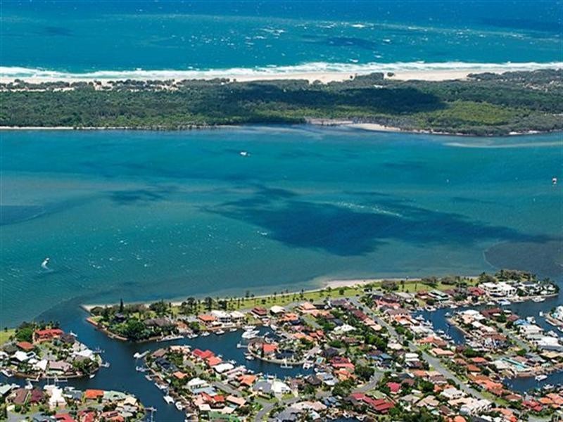 2/35 Runaway Bay Avenue, Runaway Bay QLD 4216