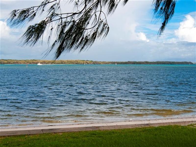 2/35 Runaway Bay Avenue, Runaway Bay QLD 4216