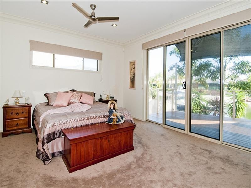 26 Seaspray Street, Paradise Point QLD 4216